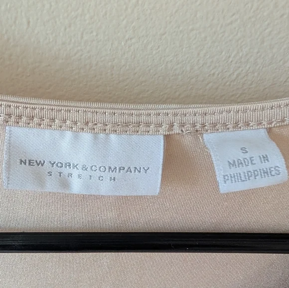 New York & Company Women's champagne color stretch short sleeve top. Size small - Picture 4 of 8